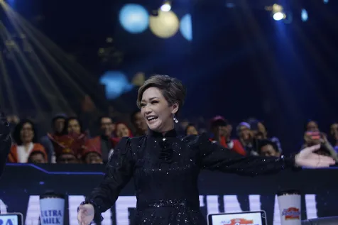 Saat disapa Ahmad Dhani, Maia langsung berdiri dari tempat duduknya kemudian memberikan salam pada Dhani.