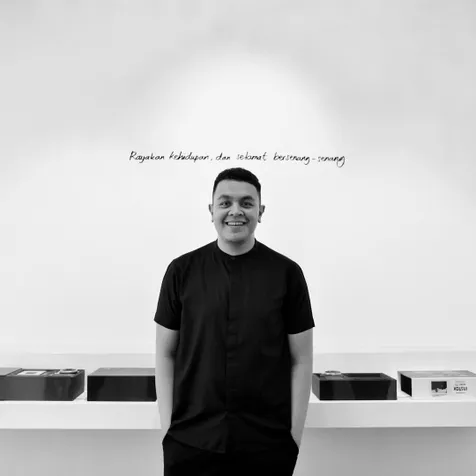 'Manusia Kuat' (Tulus)