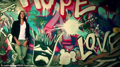 Tag graviti lain yang bertuliskan 'Love' dan 'Hope' © Youtube.com/JustinBieberVEVO