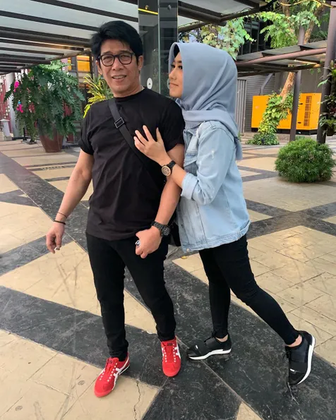 Terpaut 18 Tahun dengan Istri, Ini 8 Potret Kebersamaan Parto dan Dina Risty yang Tampak Awet Muda