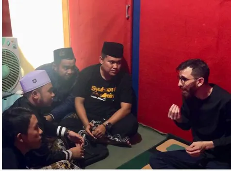 Adam Ali berdialog dengan kelompok nasyid Syubbanul Muslimin © Istimewa