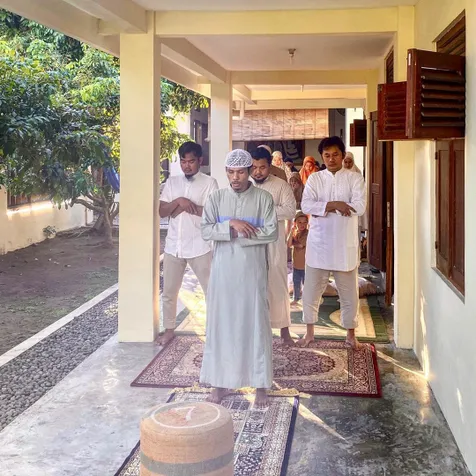 Hanung Bramantyo Gelar Salat di Beranda Rumah