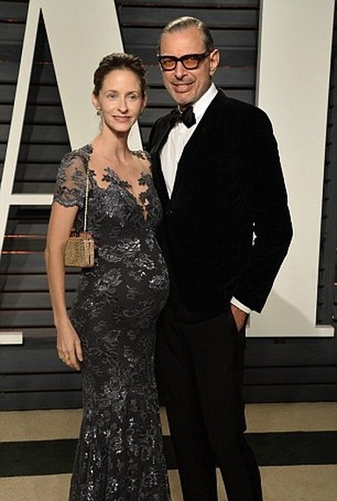 Istri aktor senior Jeff Goldblum juga sedang hamil lho! © via dailymail.co.uk