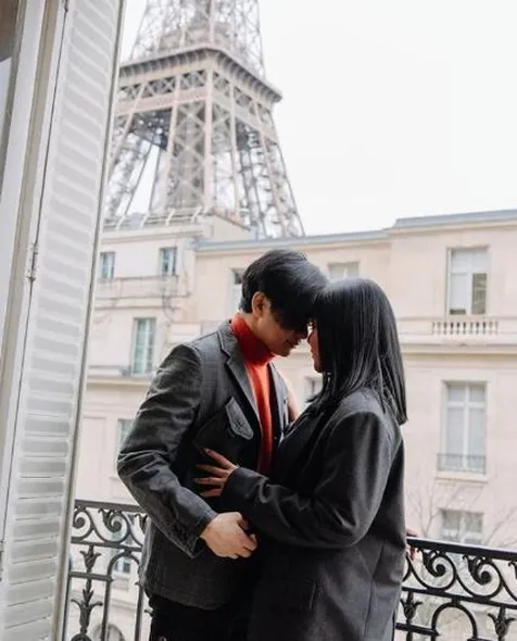 Potret Romantis Berlatar Belakang Menara Eiffel