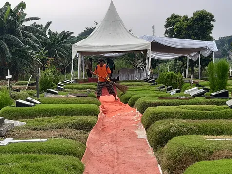 Terpasang Karpet Merah