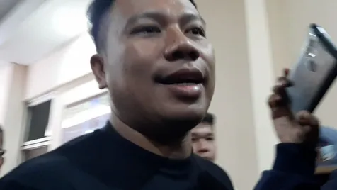 Keluar Menghindari Awak Media?