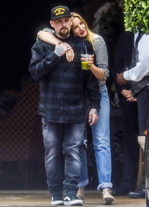 Foto Gaya Manja Cameron Diaz Saat Kencan Bareng Suami Cute