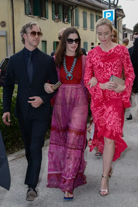 Adam Shulman, Anne Hathaway, dan Emily Blunt datang bareng di pernikahan Jessica Chastain © via dailymail.co.uk