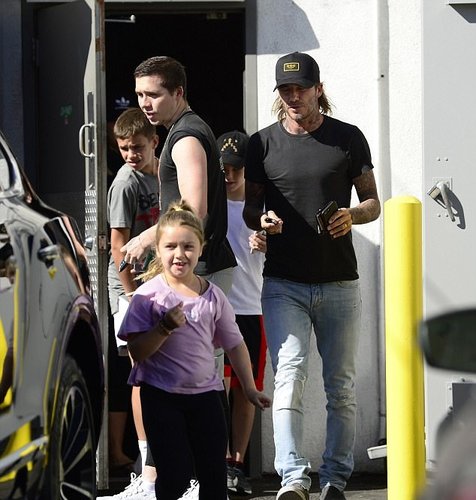 Brooklyn Beckham kembali bisa berkumpul dengan keluarganya © dailymail.co.uk