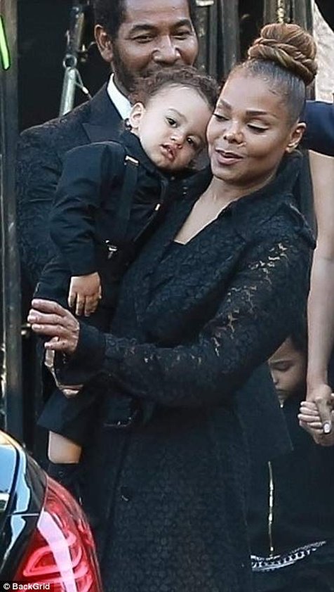 Janet Jackson bawa anaknya ke acara pemakaman sang ayah. (BACKGRID via dailymail)