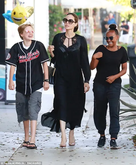 Angelina Ajak Shopping Para ABG Ceweknya