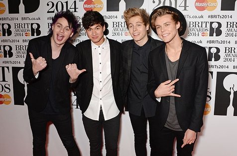 5 Seconds of Summer, ngerock di panggung, santun di luar ©billboard