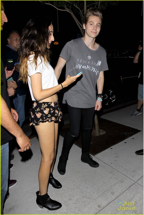 Luke Hemmings yang sedang berpose di depan kamera media @justjaredjr.com