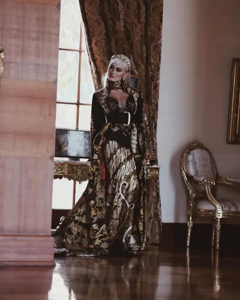 Anggun dalam Balutan Kebaya Batik