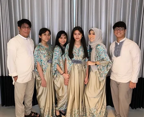 Terpaut 18 Tahun dengan Istri, Ini 8 Potret Kebersamaan Parto dan Dina Risty yang Tampak Awet Muda