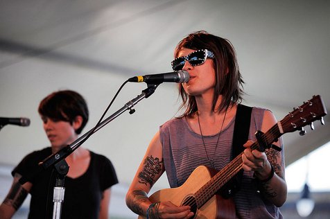 Tegan&Sara dalam salah satu show mereka @brooklynvegan.com