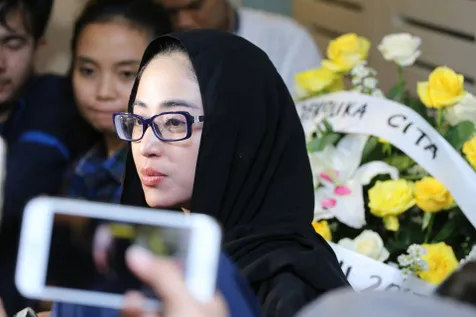 Sebagai bentuk kepedulian, Dewi Perssik akan berusaha menemani Ibunda Jupe hingga kondisi psikologisnya agak membaik © KapanLagi.com/Nuzulur Rakhmah