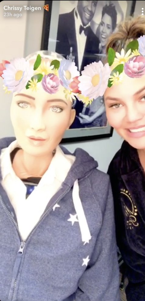 Chrissy dan Sophia akhirnya bertemu. Credit: Snapchat Chrissy Teigen