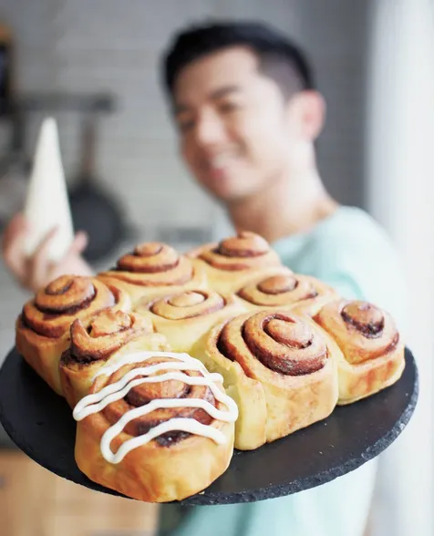 Cinnamon Roll With Cream Chesse Icing