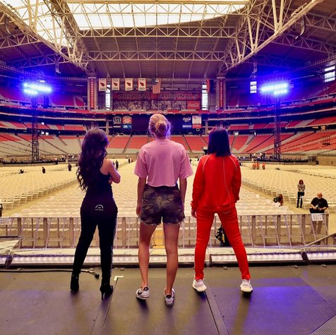 Ketiga penyanyi jelita ini akan menghibur 55.000 penonton di Arizona. © Instagram.com/Charlixcx