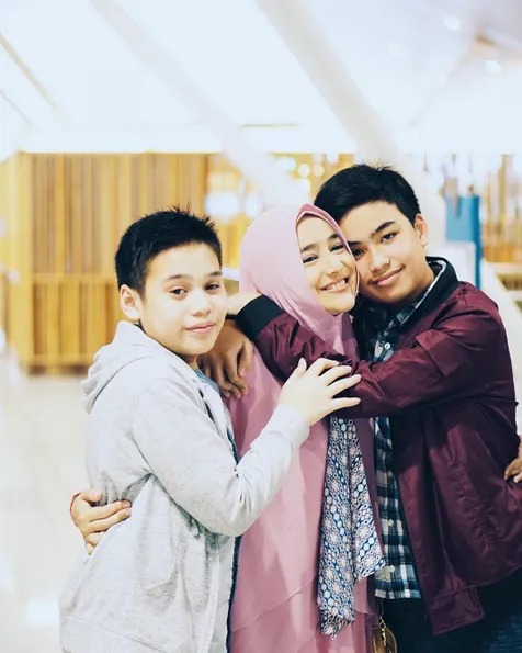 Potret Bersama Saudara Kembarnya