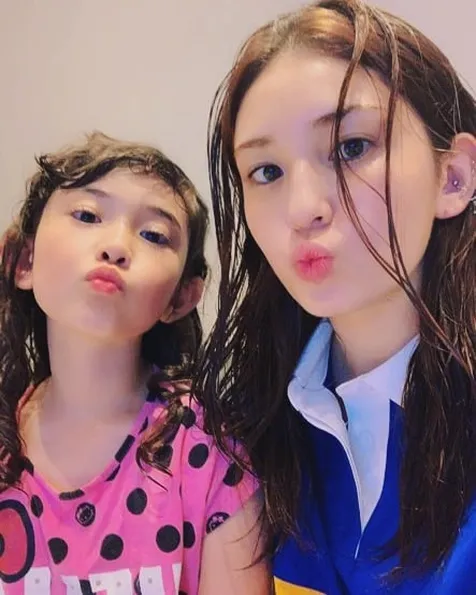 Pose Imut Menggemaskan