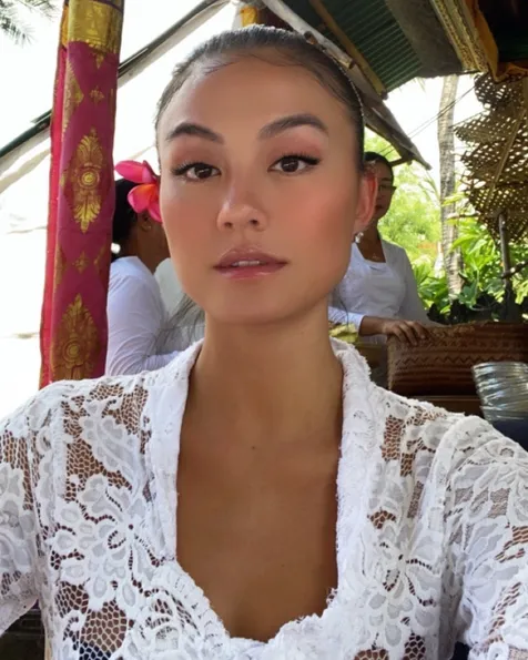Cantik dengan Kebaya Putih