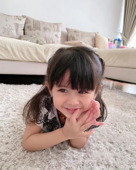 Pose Senyum Manis