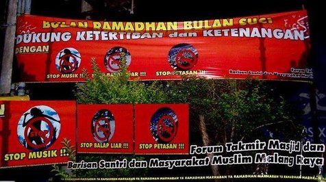 Spanduk Pelarangan Yang Dibuat Oleh Ormas