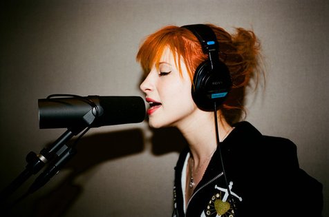 Hayley Williams merasa sangat bersemangat dan positif melalui karya terbaru bandnya ini @nme.com