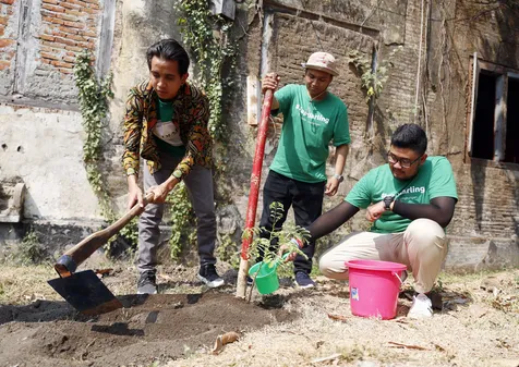 Andovi Sudah Lebih Mahir Tanam Pohon