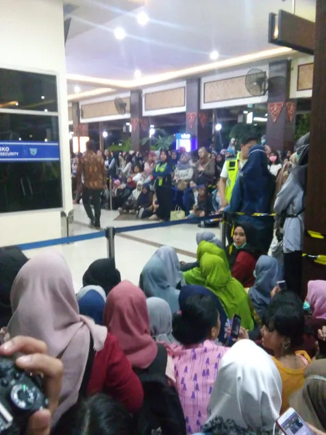 Fans Tunggu di Bandara