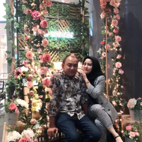 Kerap Tampil Mesra Bersama Suami