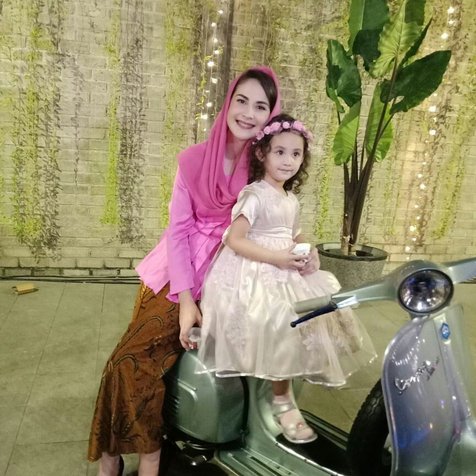 Potret Cantiknya Keisha Anak Arumi Bachsin Saat Wisuda Tk Makin Mirip Dengan Sang Ibu Kapanlagi Com