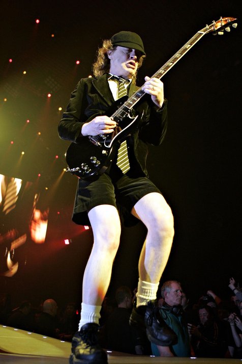 Angus Young gitaris ikonik dari AC/DC @fameflynet