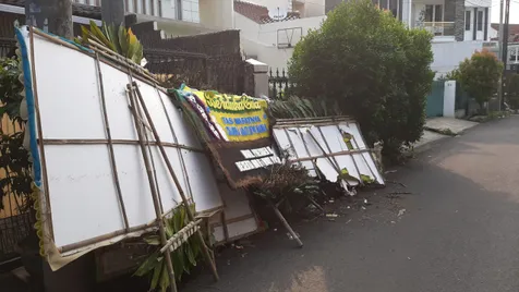 Karangan Bunga Berdatangan