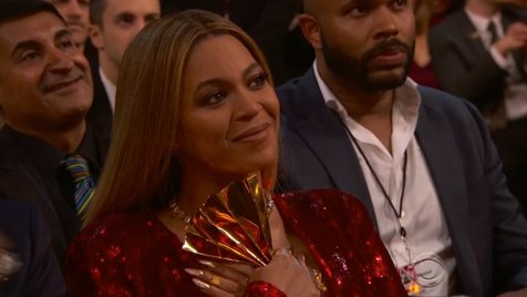 Beyonce ikut menangis mendengarkan pidato Adele yang mengalahkannya ©twitter/enews