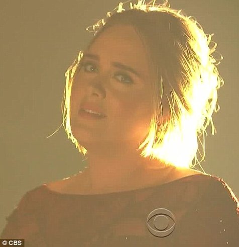 Ekspresi Adele Ketika Menyadari Ada Yang Salah Dengan Perform-Nya © Dailymail