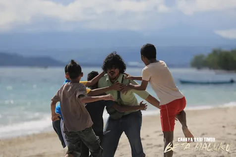 Sosok Sani membawa semangat baru bagi anak-anak Maluku di tengah konflik yang melanda.