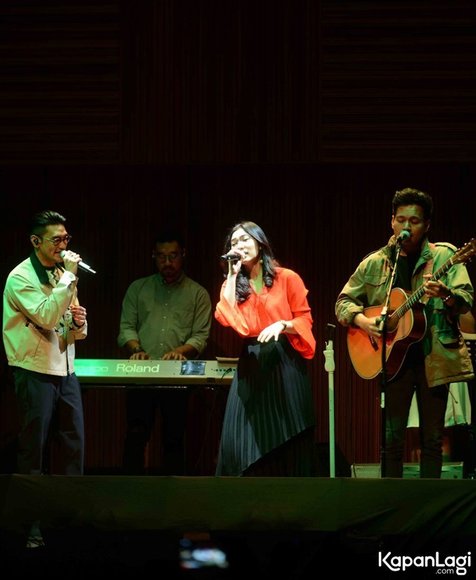 Penampilan panggung Afgan, Isyana, dan Rendy Pandugo bawakan Heaven (credit : Bayu Herdianto)