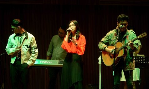 Bersama Isyana dan Rendy Padugo membawakan lagu Heaven. © KapanLagi.com/Bayu Herdianto