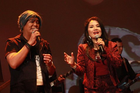 Aggrie Maurra & Rita Sugiarto saat perform bersama © KapanLagi.com®/Sahal Fadhli