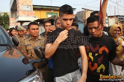 Al menantang Farhat Abbas untuk bertanding tinju.