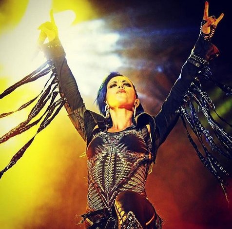 Alissa White-Gluz punya karakter suara yang kuat © Instagram.com