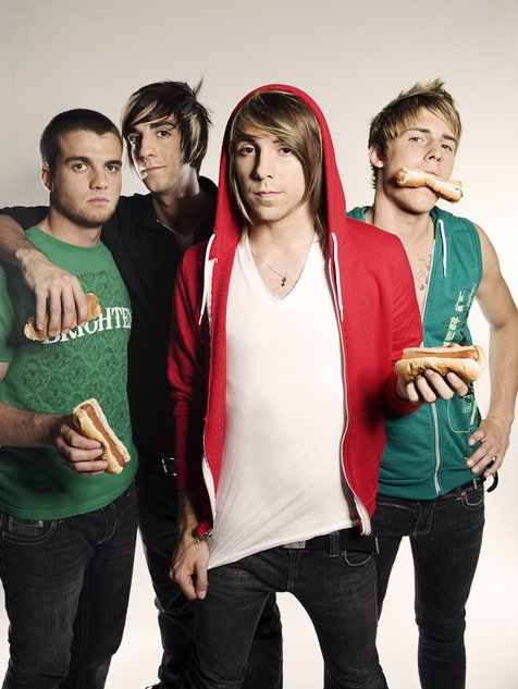 All Time Low kembali mendapat lemparan bra dari penonton. ©poppunkjournalism