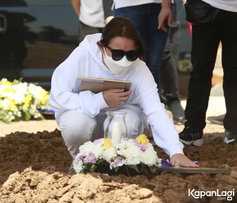 Billy Syahputra Hadiri Pemakaman Ibunda Amanda Manopo, Angelica Manopo: Dia Pernah Merasa Kehilangan