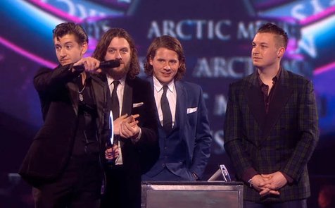 Alex Turner saat hendak membanting mikrofon di ajang BRIT Awards 2014. ©YouTube/Brits