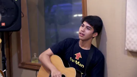 Apakah El mampu menyatukan teman-temannya untuk tampil bersama sebagai satu band? © KapanLagi.com