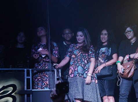 Pada acara Cengcorangshow, tampak Ashanty menemani Anang yang tampil bersama band pertamanya © KapanLagi.com-Fikri Alfi Rosiyadi