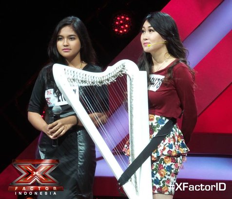 Angela July vs Sarah © X Factor Indonesia Official Facebook